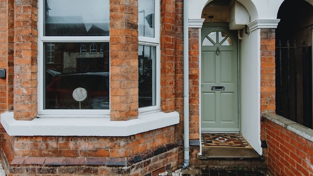 A brick house with a bay window, a green door, and a tiled entrance. - Entire House with Parking in Rugby (Rugby)