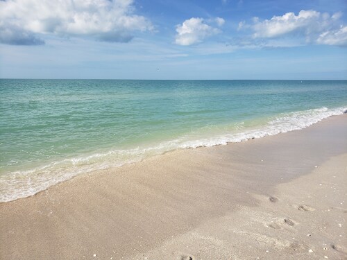 🩵Salty Shark Retreat 🩵 Heated Pool/Spa 🩵NEARBY BEACHES, GOLF COURSES!!!