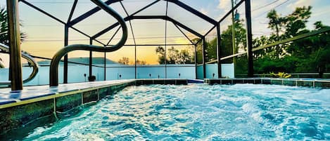 Utomhuspool och uppvärmd pool