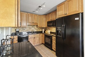 Fridge, microwave, oven, stovetop - Beachy Isle of Palms Bungalow in A+ Condition! (Isle of Palms)