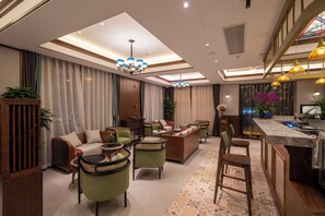 Lobby sitting area - Nostalgia S Hotel(Shanghai Fudan University) (Shanghai)