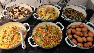 Daily buffet breakfast (CNY 38 per person)