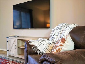 3 bedrooms, iron/ironing board, travel cot, WiFi - The Hilltop - Family Fun! - Near SDC - Great View (Branson)