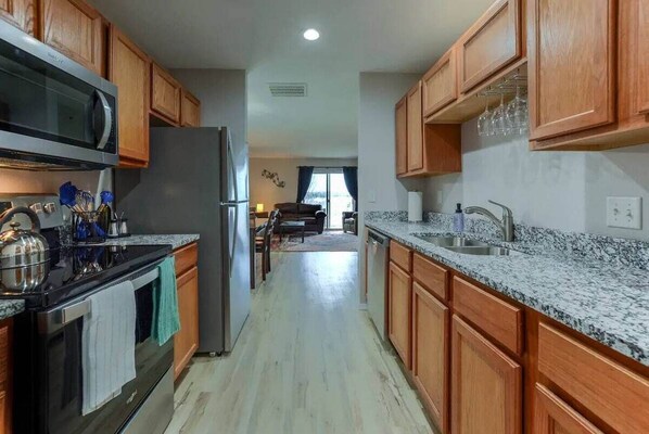 Fridge, microwave, oven, stovetop - The Hilltop - Family Fun! - Near SDC - Great View (Branson)