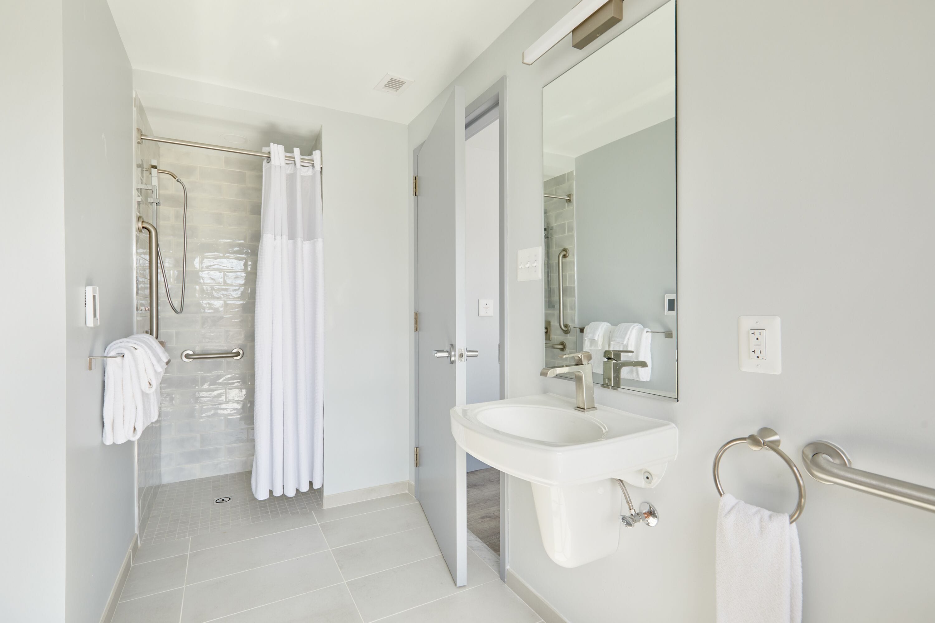 Studio, 1 Queen Bed | Bathroom