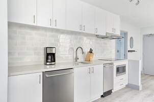 Frigobar, microondas, tetera/pava eléctrica