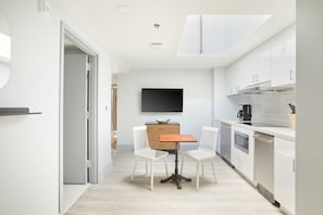 Studio, 1 kingsize bed | Privékeuken | Een minikoelkast, een microgolfoven, een waterkoker
