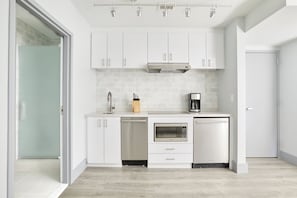 Estudio, 1 cama Queen size | Cocina privada | Frigobar, microondas y tetera eléctrica