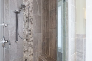 Bañera, secador de pelo, toallas