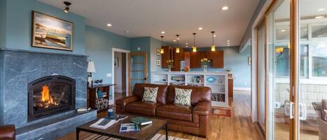 Smart-tv, eldstad, dvd-spelare och bordsfotboll