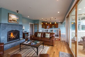 Smart TV, fireplace, DVD player, table football