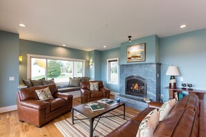 Smart TV, fireplace, DVD player, table football