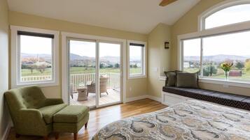 3 bedrooms, iron/ironing board, travel crib, internet