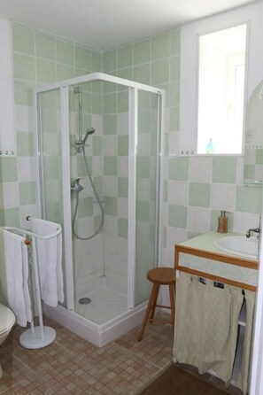 Baignoire, sĂšche-cheveux, serviettes fournies, savon