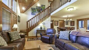 Televisión, chimenea y oficina