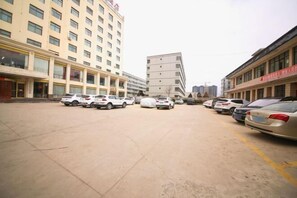 Free self parking - Liyuan Business Hotel (Min County)