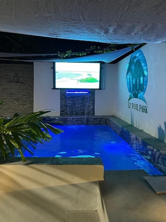 Pool. Turquoise Heaven