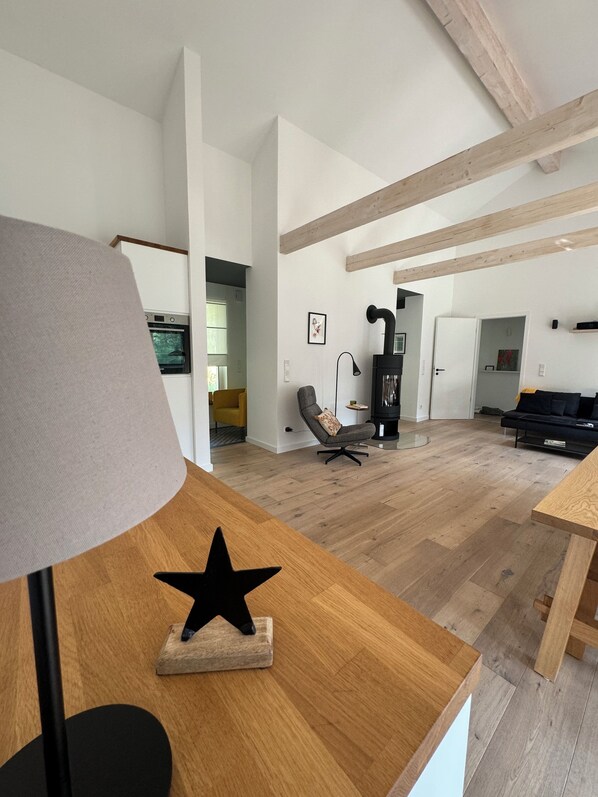 Smart-tv, eldstad och en stereo