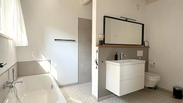 Badewanne, Haartrockner, Handtücher, Seife