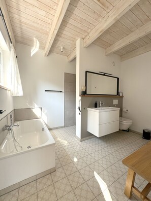Baignoire, sèche-cheveux, serviettes fournies, savon