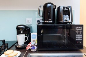 Kühlschrank, Mikrowelle, Wasserkocher mit Kaffee-/Teezubehör, Toaster