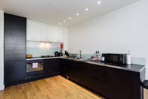 Kühlschrank, Mikrowelle, Ofen, Geschirrspüler
