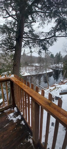 Semi rural loft getaway on the river