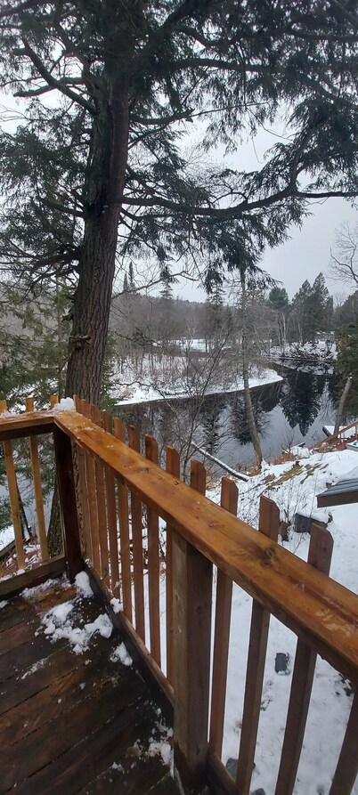 Semi rural loft getaway on the river