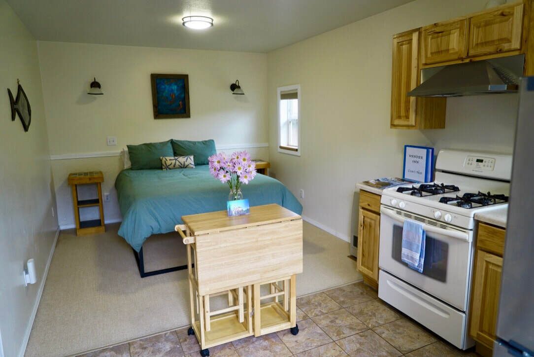 CROW'S NEST ... near by beach access ...studio apartment