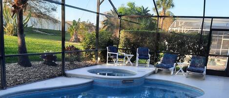 Utomhuspool och uppvärmd pool