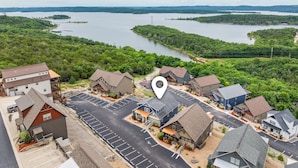 Un quartier résidentiel avec des maisons, un parking et un lac en arrière-plan.