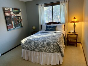 4 bedrooms, desk, iron/ironing board, travel cot - Winter Wonderland Getaway. Whole home with private entrance, yard, parking. (Prescott)