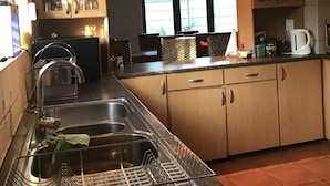 Kaffetrakter/tekoker, kjøleskap, mikrobølgeovn og ovn