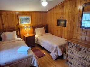3 bedrooms, desk, free WiFi, bed sheets - Walk to 3 beaches, downtown docks/waterfront. Dog friendly.  Includes Beach Pass (Barnstable)