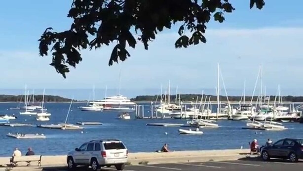 Un puerto deportivo con varias embarcaciones amarradas.