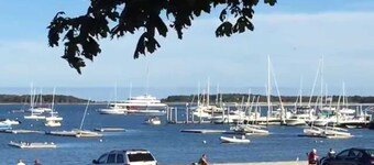 Walk to 3 beaches, downtown docks/waterfront. Dog friendly. Includes Beach Pass