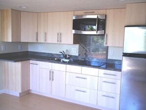 Full-size fridge, microwave, oven, stovetop