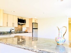 Full-size fridge, microwave, oven, stovetop