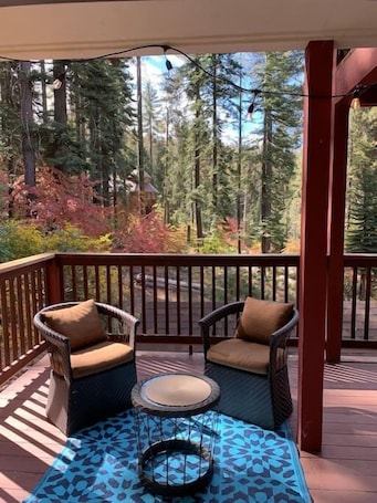 Property grounds. YoBee! Heart of Yosemite. Cozy View Studio. Park Entrance + Free Breakfast ~L8