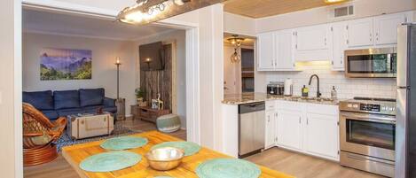 Refrigerador, microondas, horno, placa de cocina