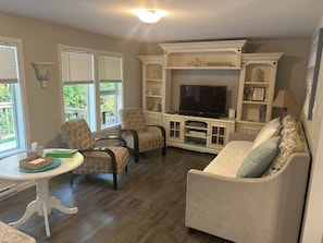 TV connectée, lecteur de DVD, livres