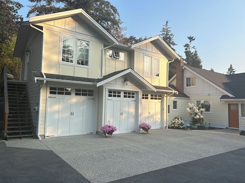Yellow House Living - 2 bedroom Carriage House