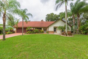 Exterior - Private Brandon Oasis  Family home w/ Full outdoor kitchen & Bar+ Game room 
   (Brandon, FL)