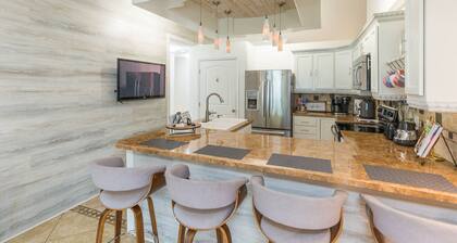 Private Brandon Oasis Family home w/ Full outdoor kitchen & Bar+ Game room