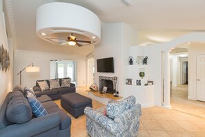 Smart TV, fireplace, video games, table football - Private Brandon Oasis Family home w/ Full outdoor kitchen & Bar+ Game room
(Brandon)