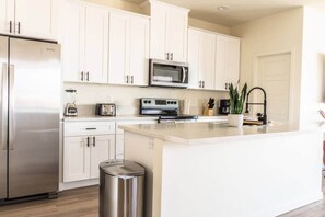 Een koelkast, een magnetron, een oven, een kookplaat