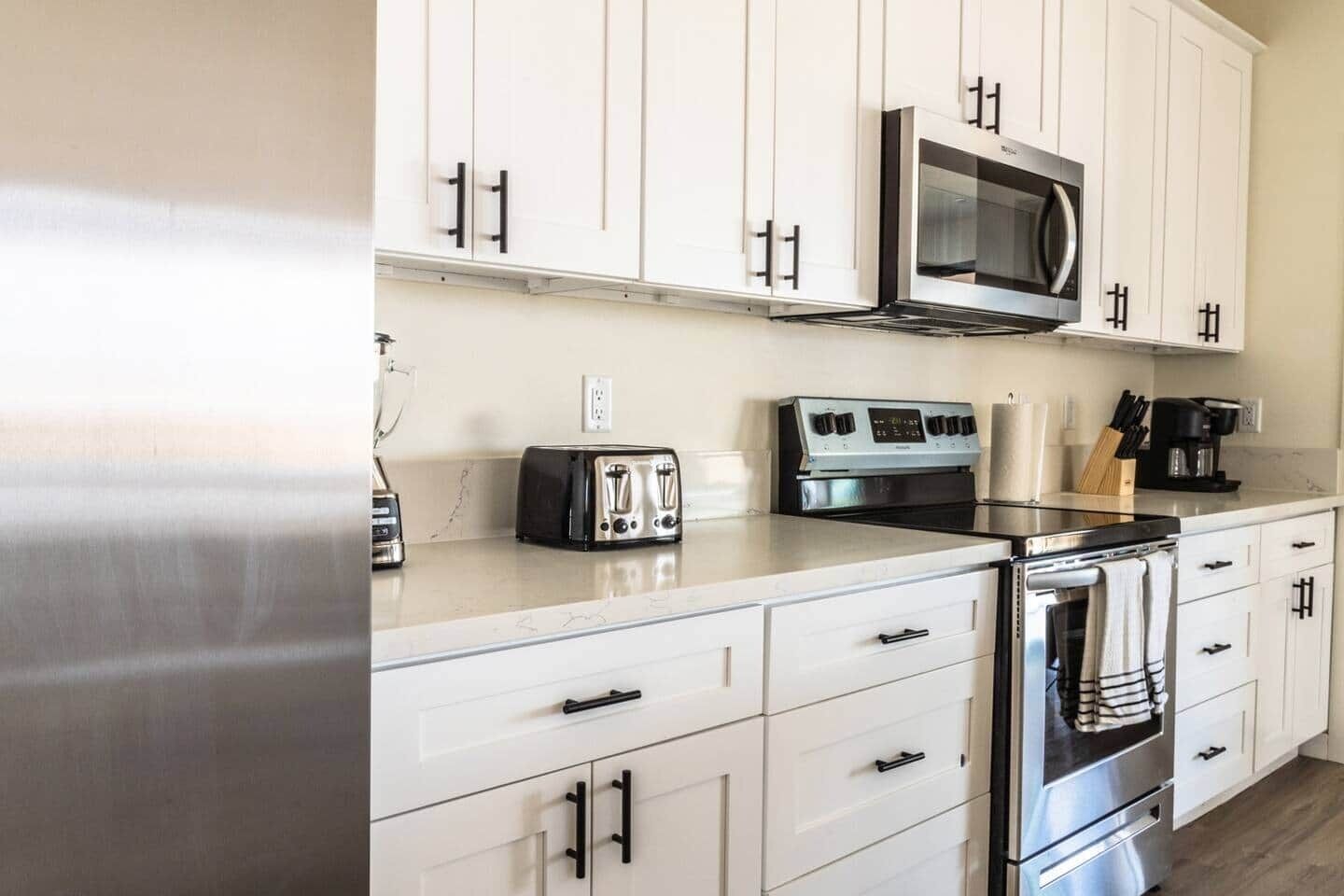 Réfrigérateur, micro-ondes, four, plaque de cuisson