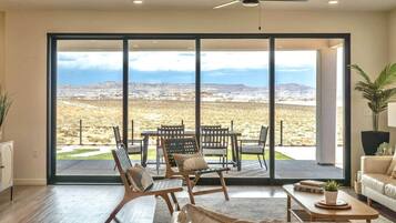 Smart TV, lareira, DVD player, mesa de pingue-pongue