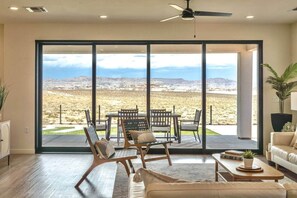 Smart TV, chimenea, reproductor de DVD y tenis de mesa 