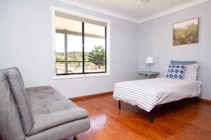 Hus Basic - 4 sovrum | 4 sovrum, sängtillbehör av högsta kvalitet och arbetsyta för laptop